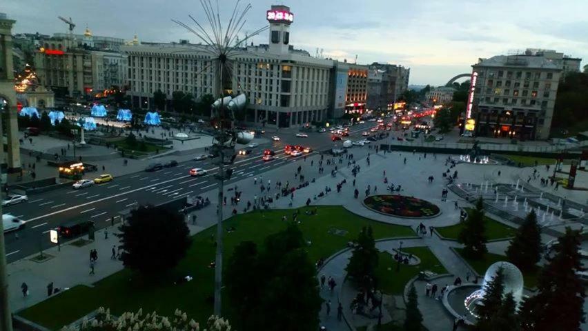 Independence Square - Khreschatyk. View On Independence Sq. Fountains Киев Екстериор снимка