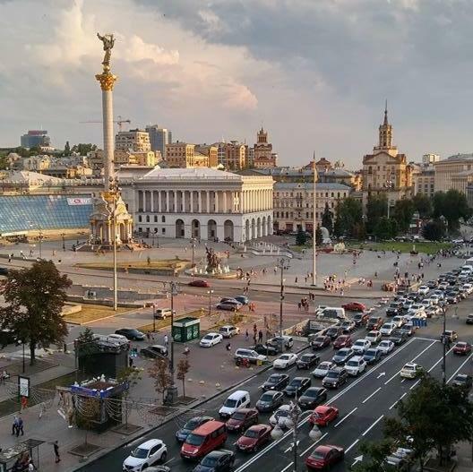 Independence Square - Khreschatyk. View On Independence Sq. Fountains Киев Екстериор снимка