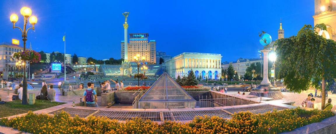 Independence Square - Khreschatyk. View On Independence Sq. Fountains Киев Екстериор снимка