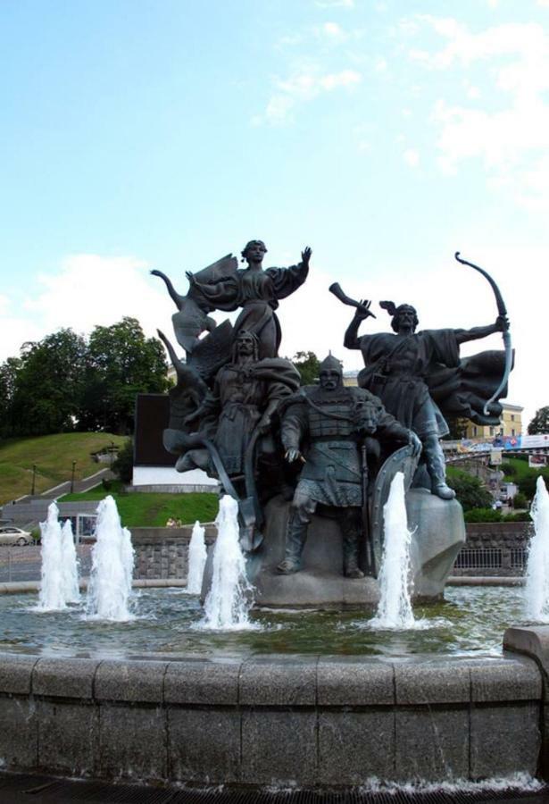 Independence Square - Khreschatyk. View On Independence Sq. Fountains Киев Екстериор снимка